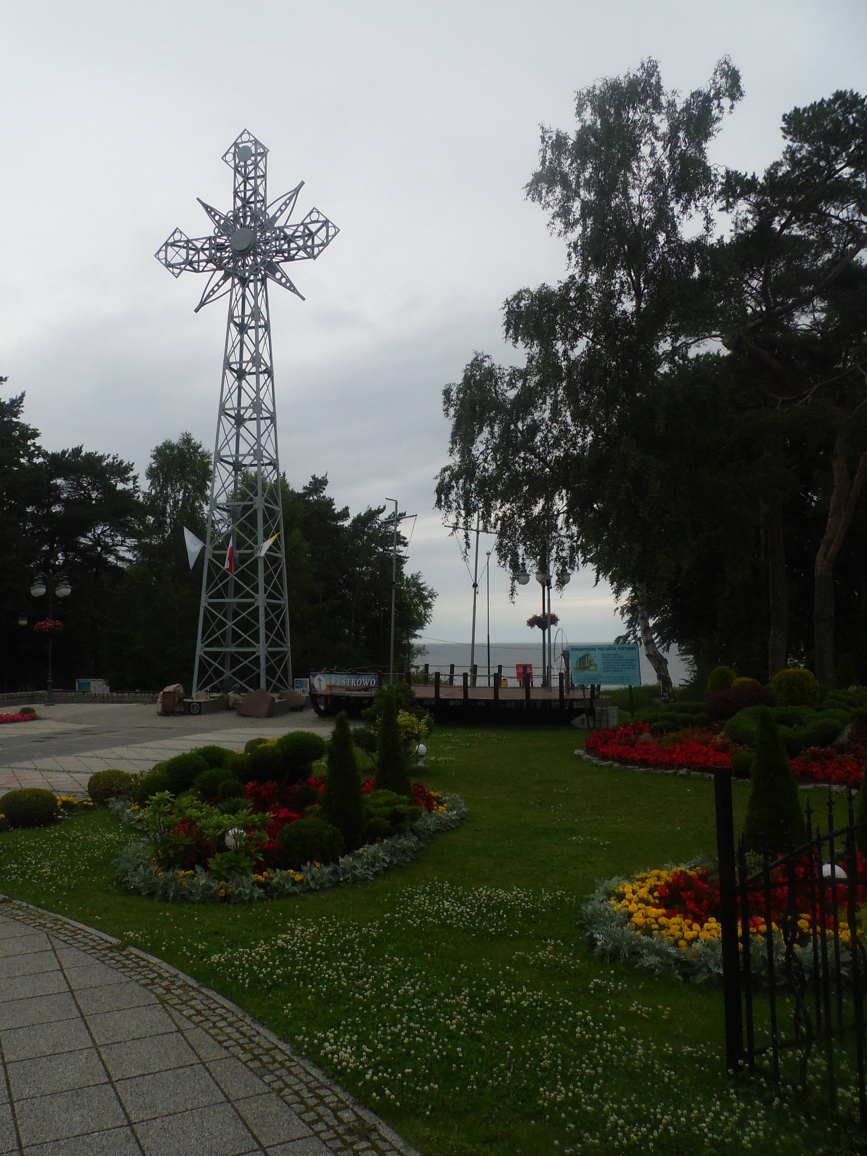 Krzyż w Pustkowie - jedna z atrakcji turystycznych miejscowości