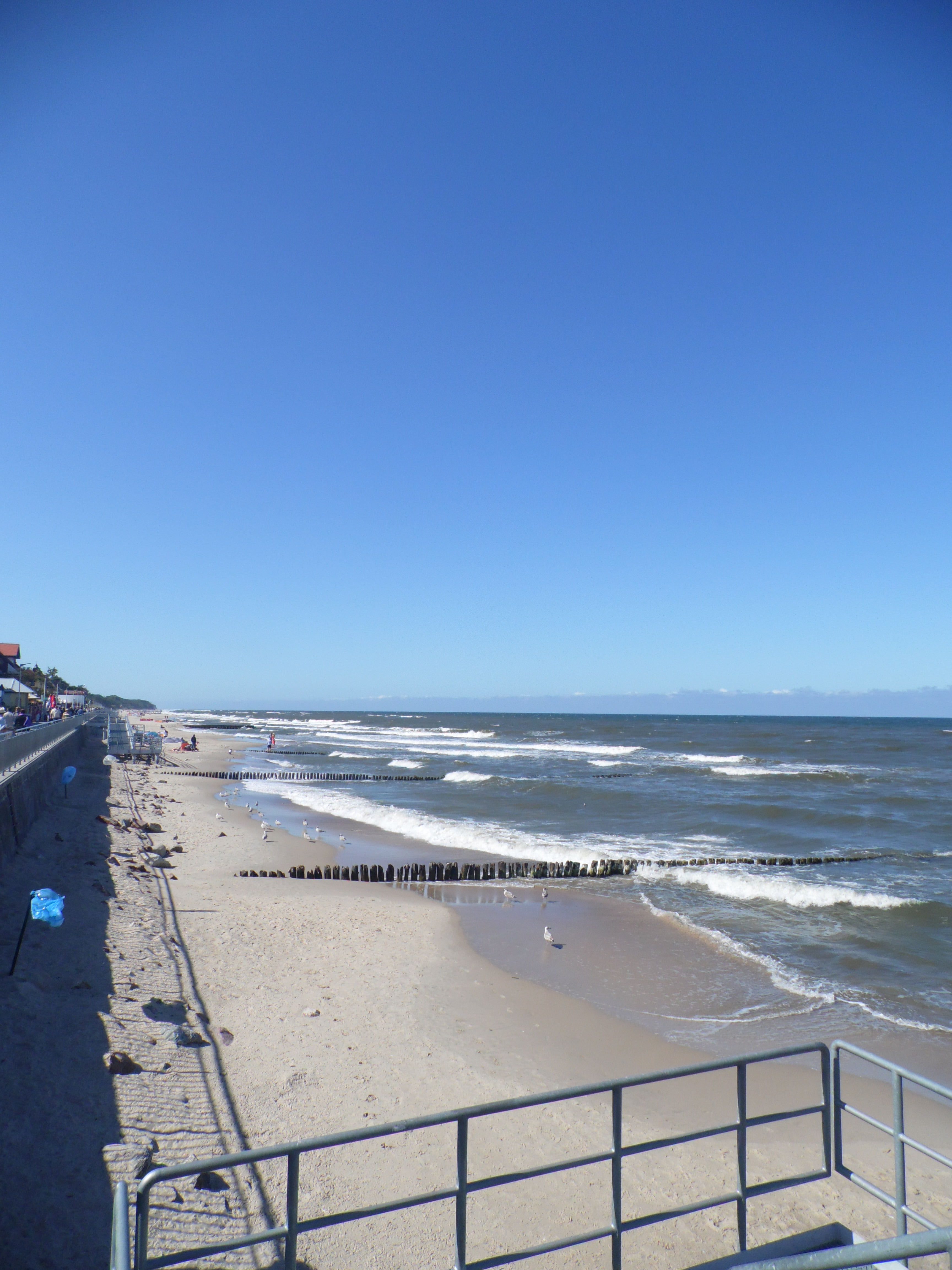 Promenada i plaża w Sarbinowie, główne atrakcje miasteczka