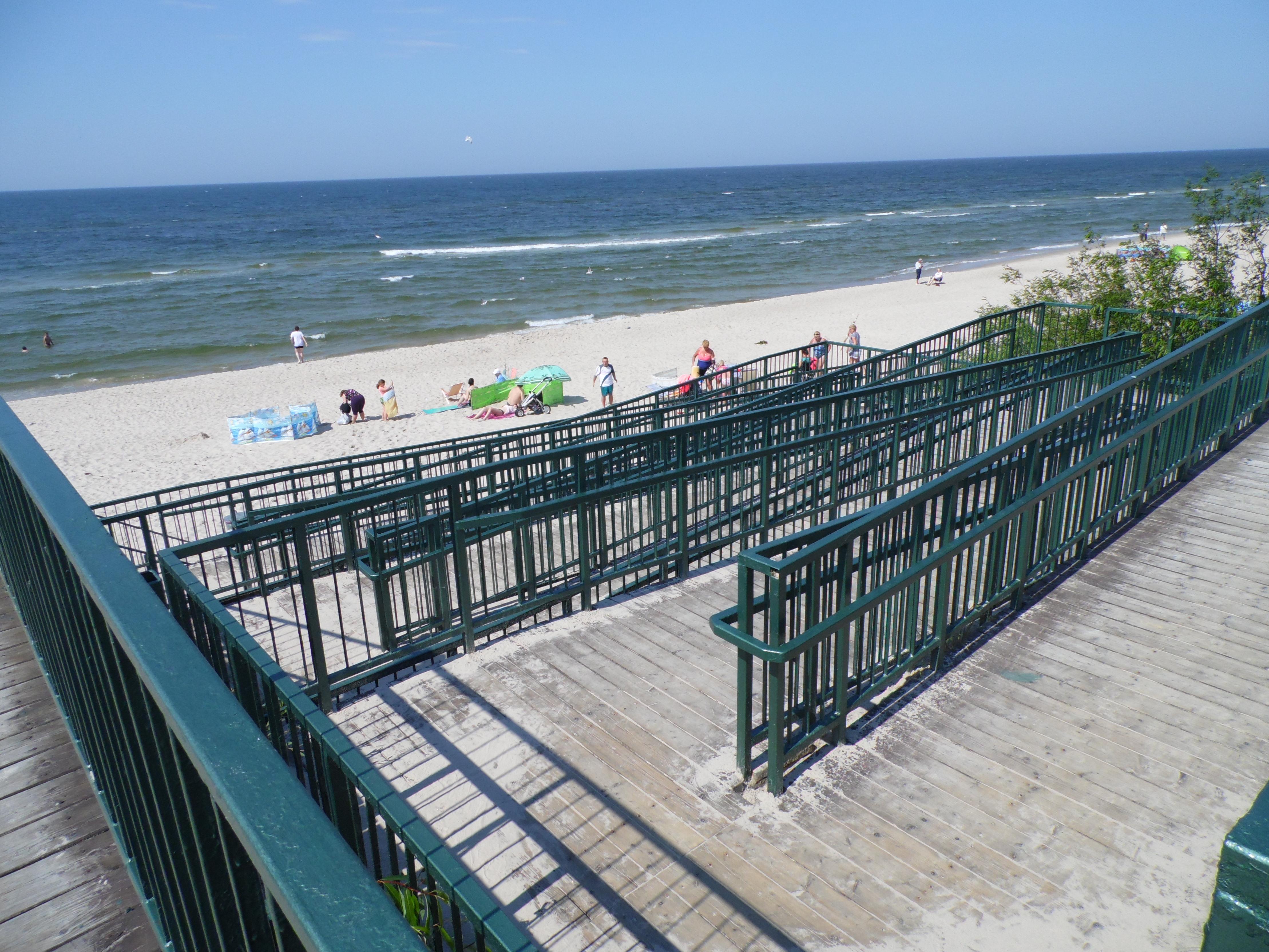 Zejście dla niepełnosprawnych na plażę w Międzywodziu