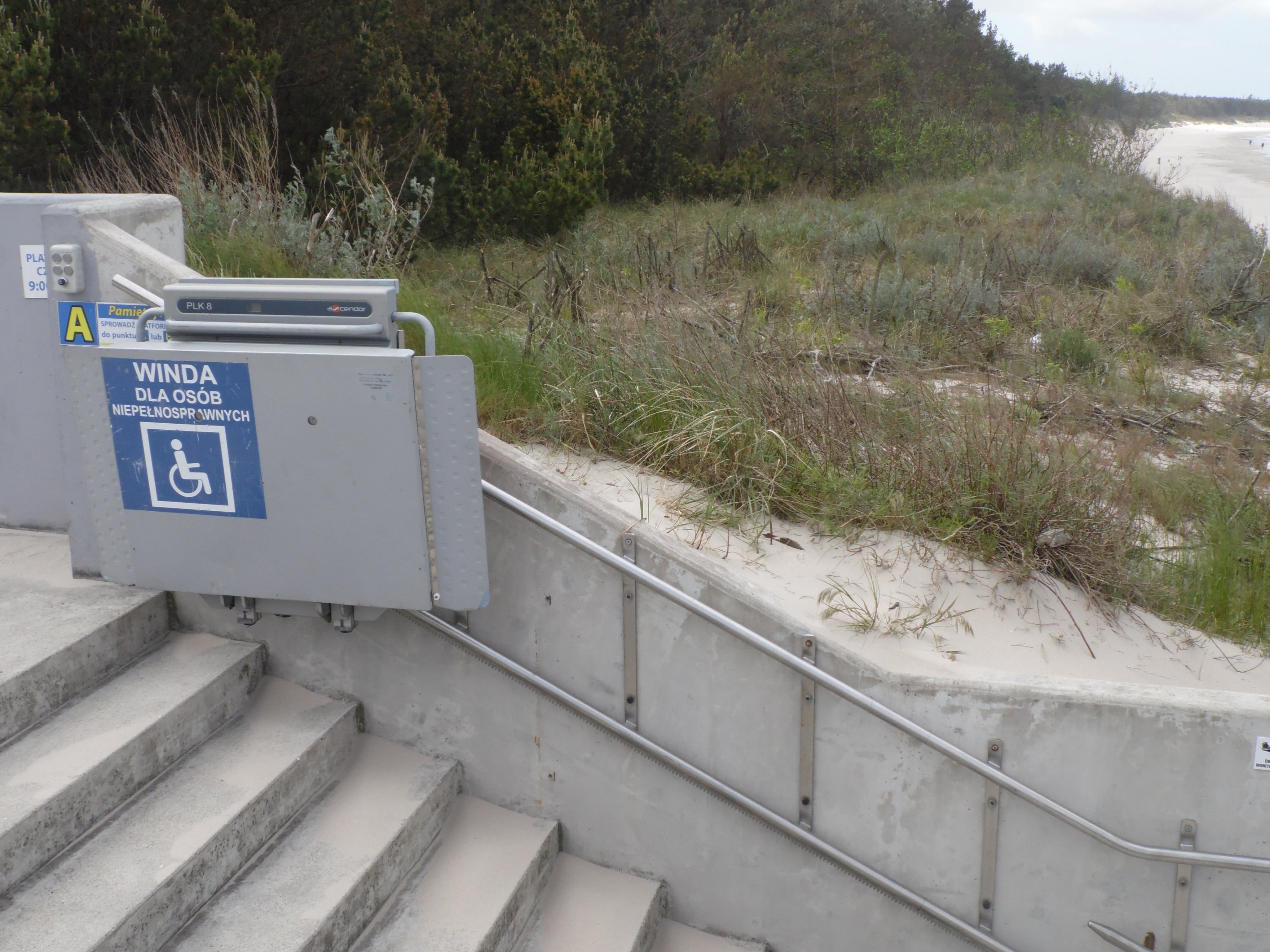 winda dla niepełnosprawnych przy zejściu na plażę w Grzybowie