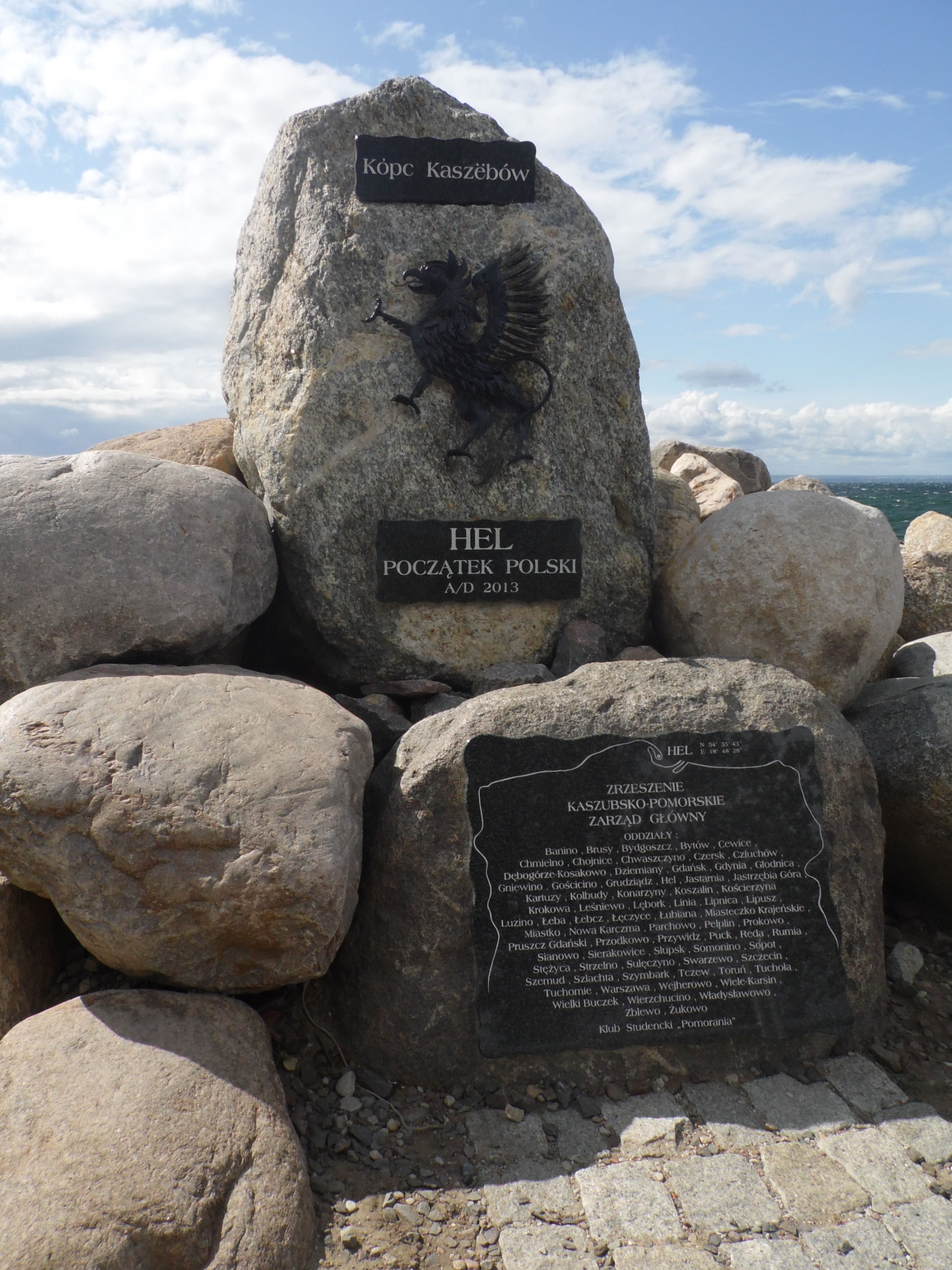 Obelisk "Początek Polski" - jedna z atrakcji turystycznych Helu