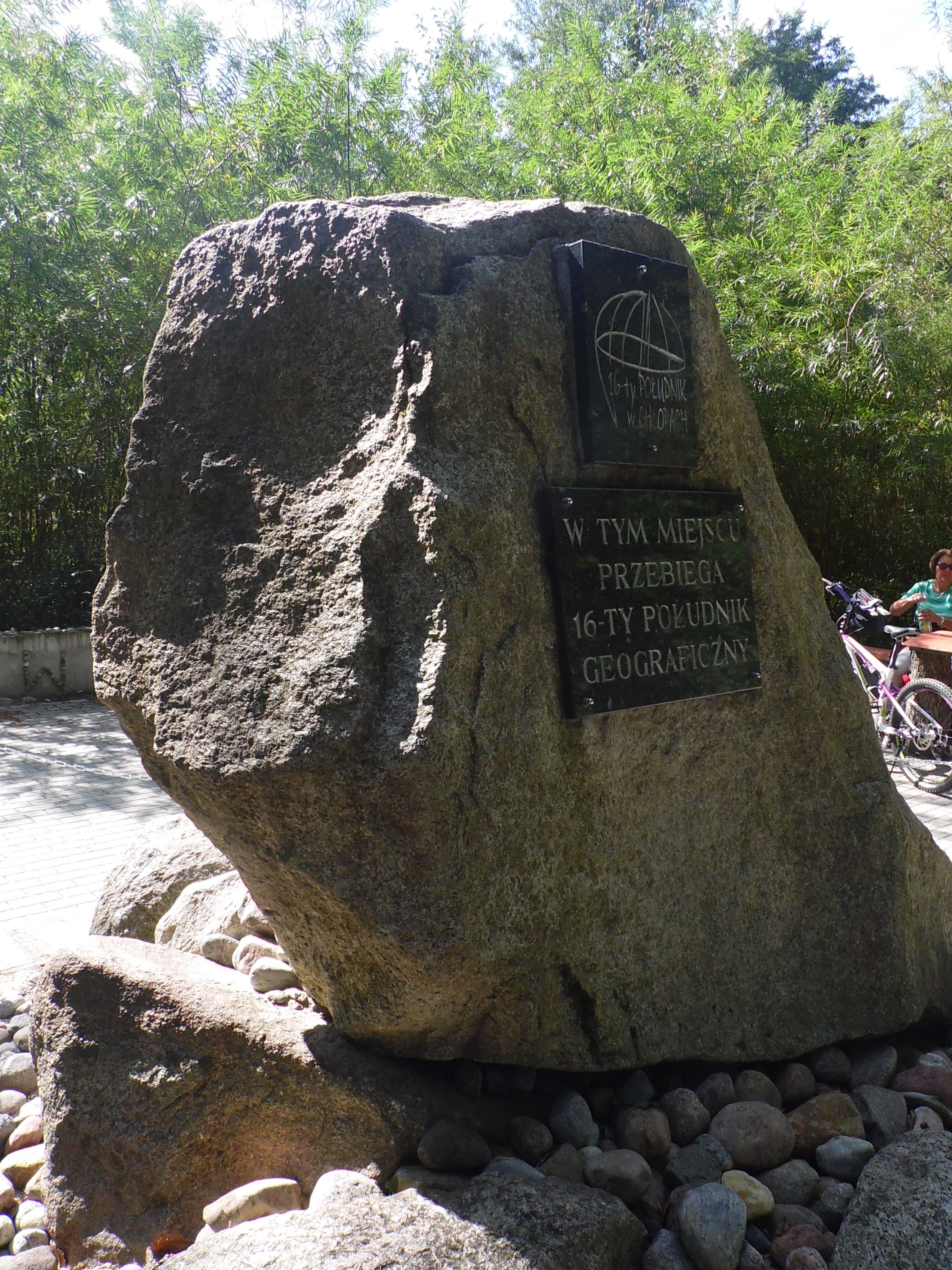 Obelisk "16-ty południk", jedna z atrakcji turystycznych Chłopów