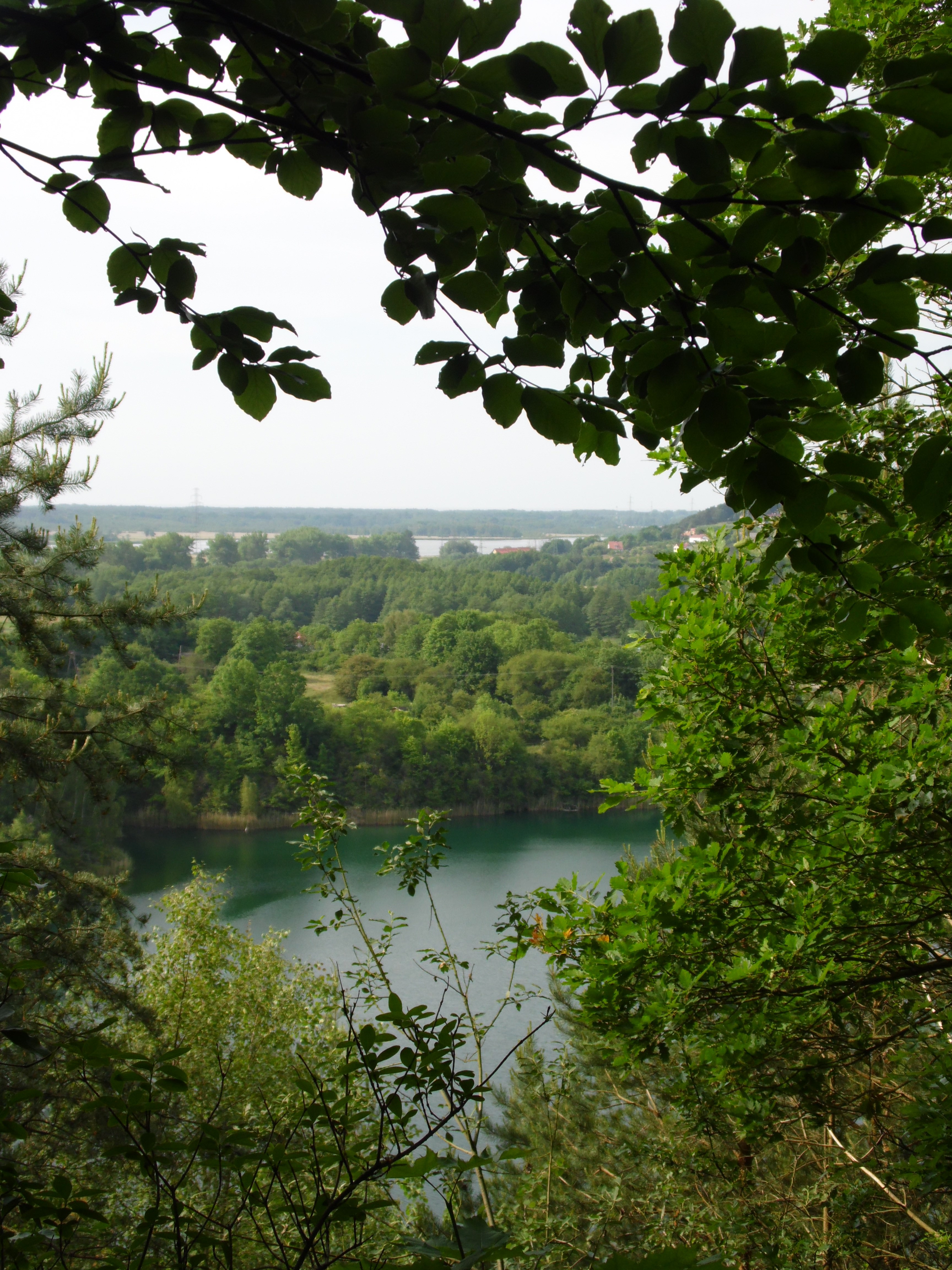 Widok na Jezioro Turkusowe, główną atrakcję Wapnicy, ze szlaku na Górę Piaskową