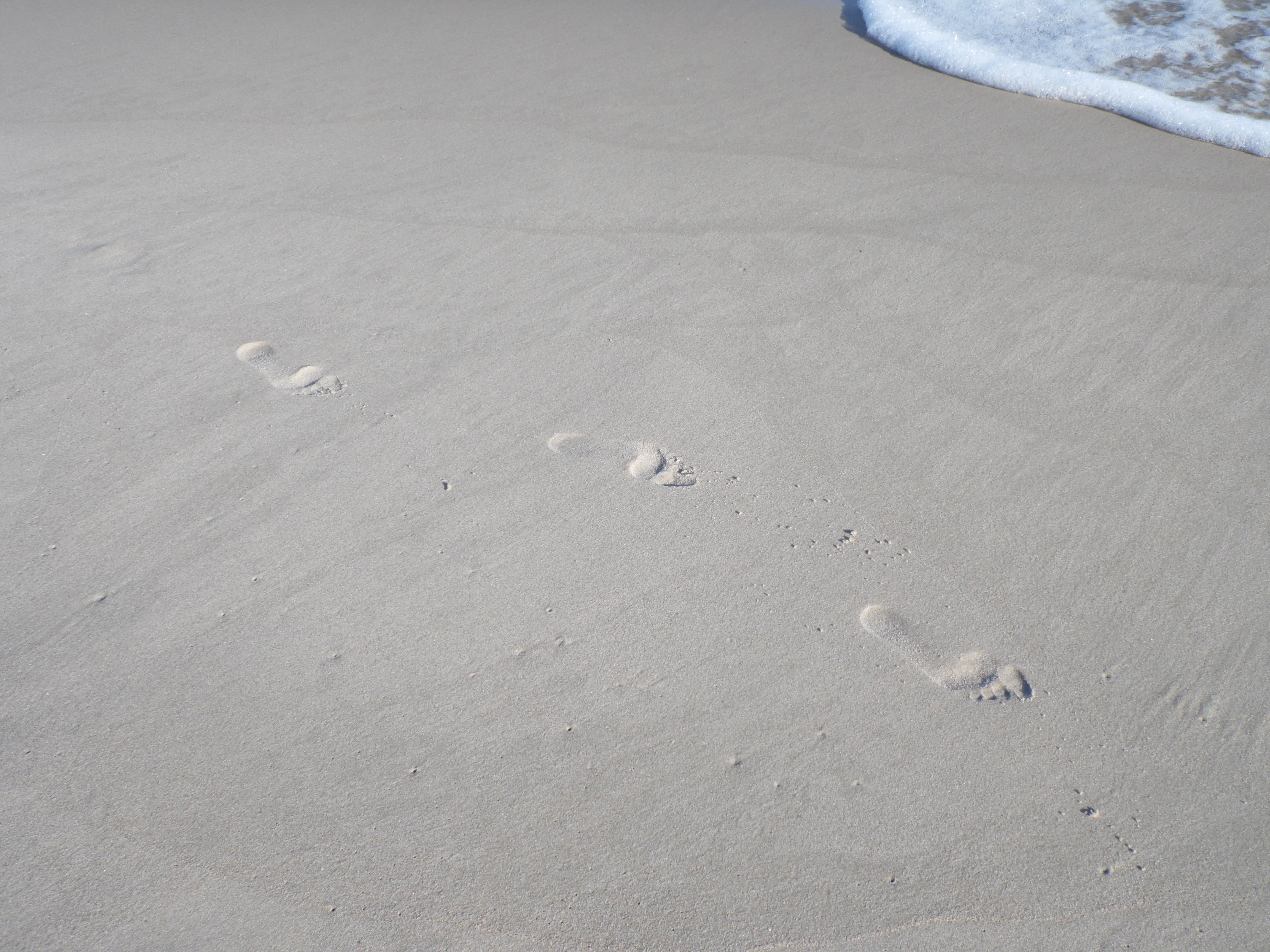 Dziecięce ślady stóp na plaży