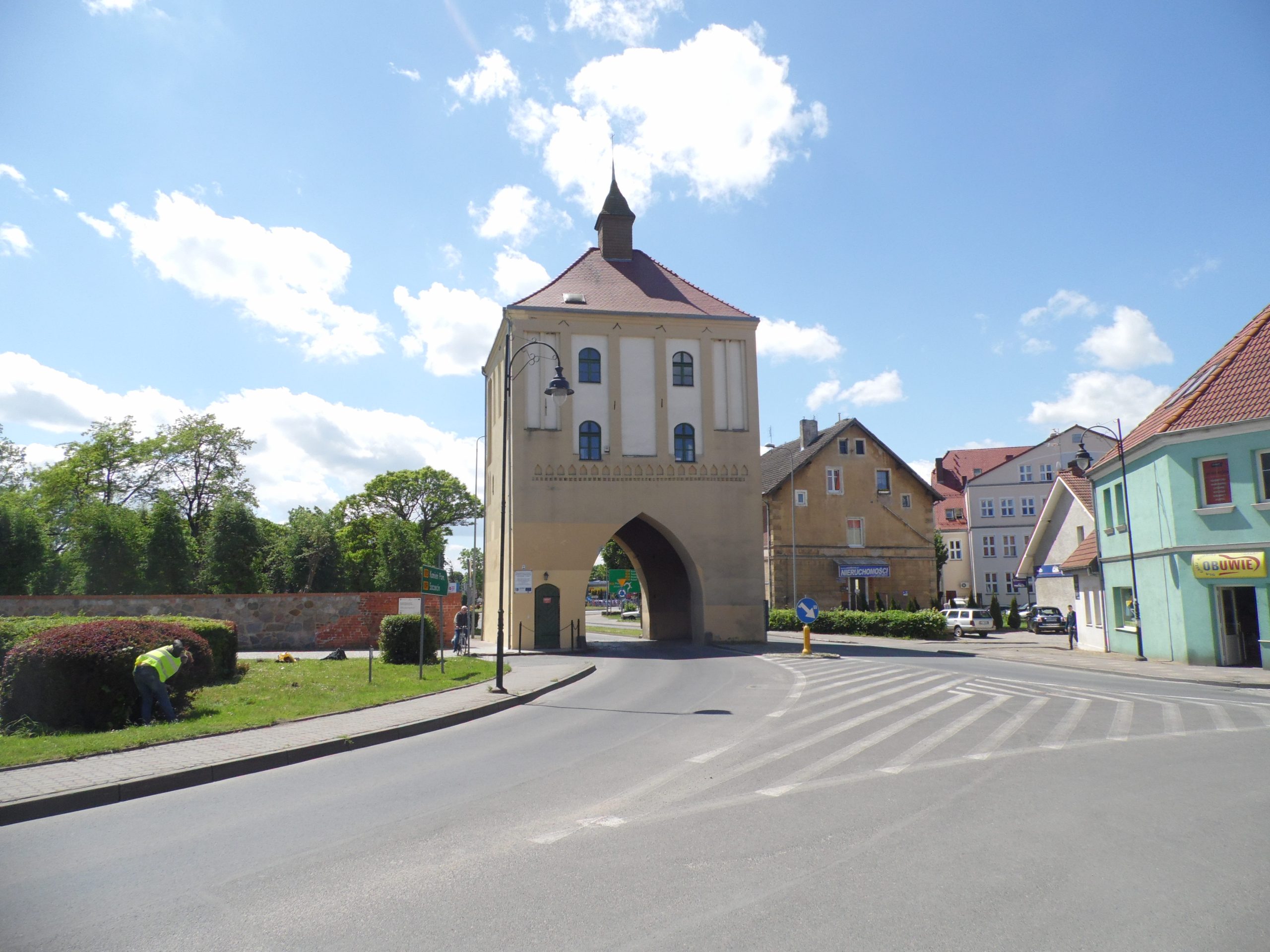 Gryfice - atrakcje: zabytkowa Brama Wysoka i fragment murów miejskich