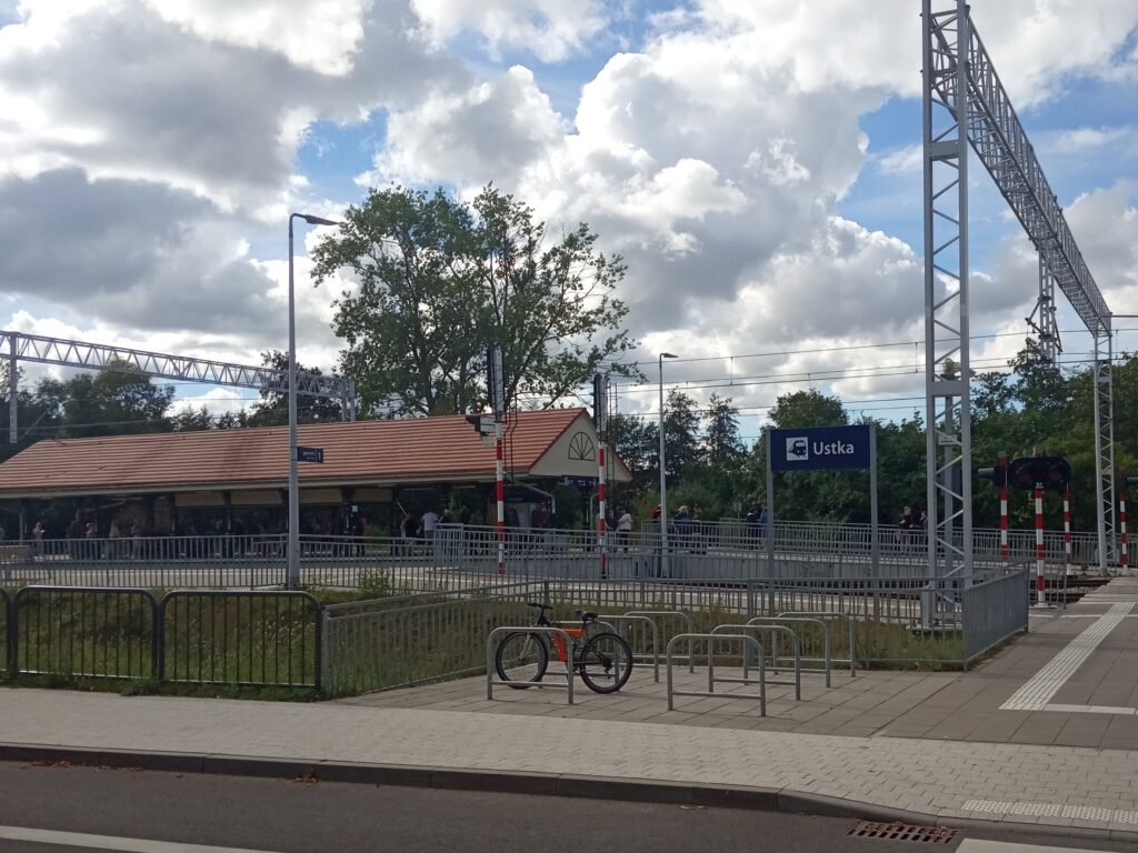 miejscowości nad morzem gdzie można dojechać pociągiem Ustka